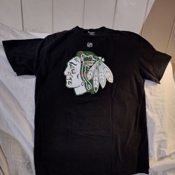 Reebok Tops - Reebok Black Tee with Graphic Design